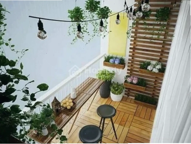 Ban công nhà phố hiện đại với cây xanh thoáng đãng