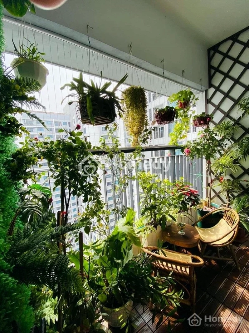 Ban công với cửa kính trượt và tầm nhìn rộng