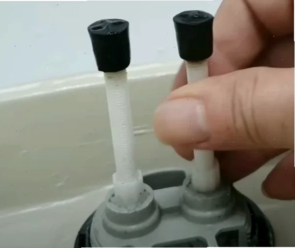 Cách sửa bồn cầu: 2 cây nhấn có thiết kế vặn răng để điều chỉnh dài ngắn.