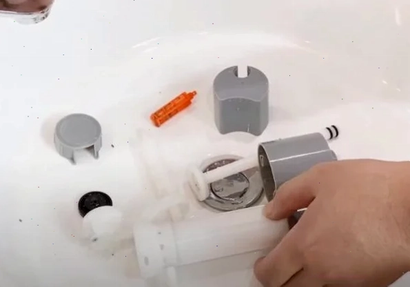 Cách sửa bồn cầu: Khóa van nước