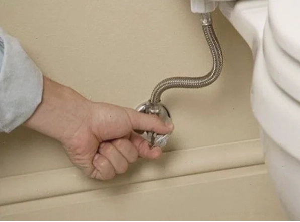 Cách sửa bồn cầu: Khóa van nước trước khi xử lý nơi bị rò rỉ nước