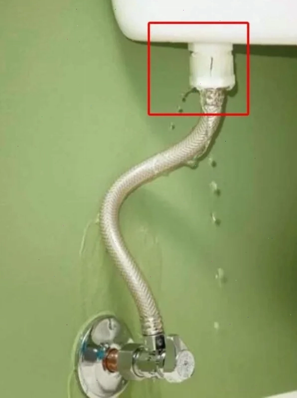 Cách sửa bồn cầu: Rỉ nước ở van cấp nước