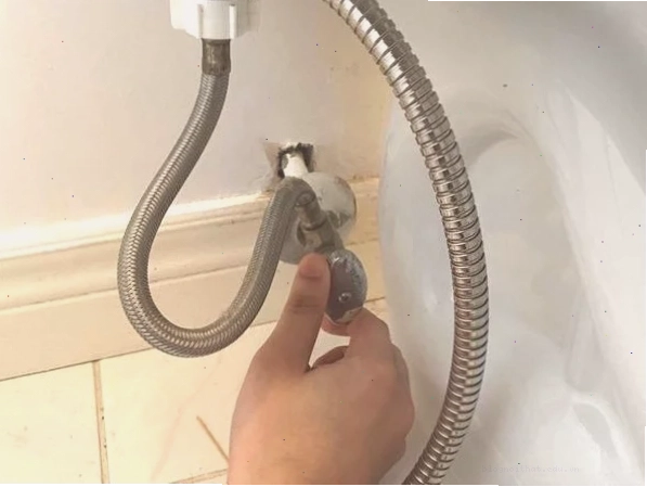 Cách sửa bồn cầu: Van nước và đường ống dẫn nước