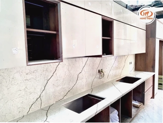 Công trình bàn bếp ốp đá bếp Vicostone BQ8788 do Hưng Thịnh cung cấp và thi công