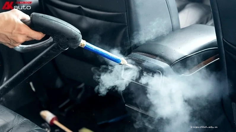 Dịch vụ vệ sinh nội thất xe ô tô bằng hơi nước nóng tại AKauto