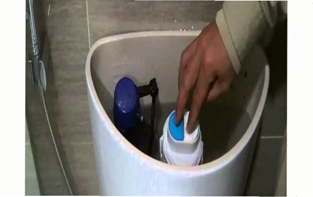Điều chỉnh lại bóng phao bồn cầu không bị quá giới hạn