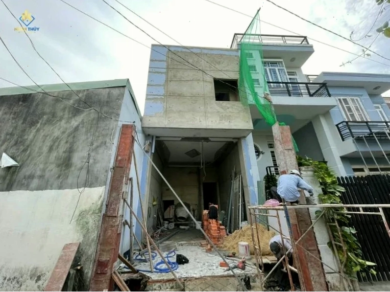 Đội thợ Nhân Thủy thi công tại công trình cải tạo nhà