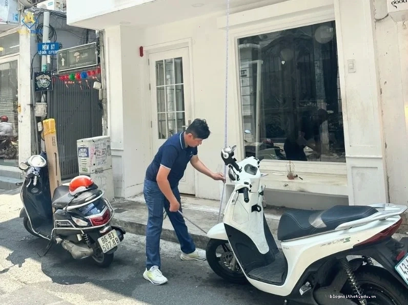 Kỹ thuật viên Nhân Thủy khảo sát hiện trạng trước khi lập phương án cải tạo nhà