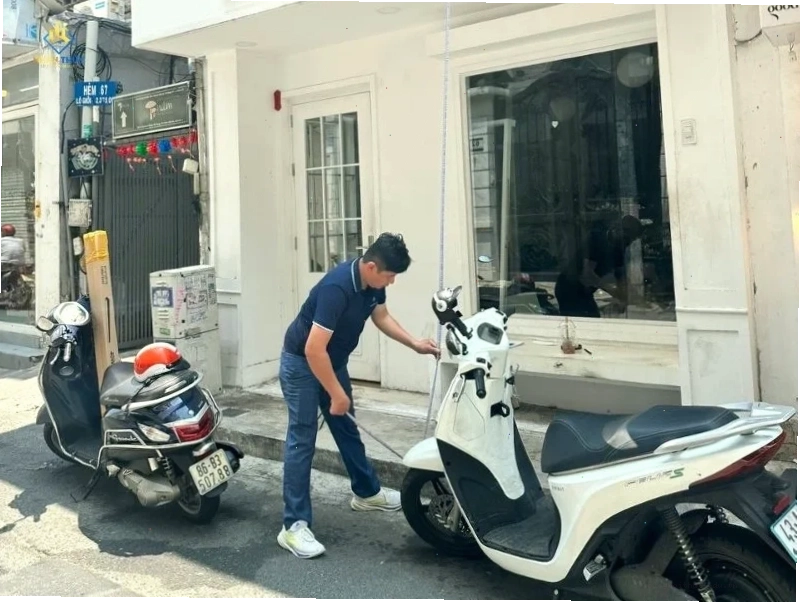 Kỹ thuật viên Nhân Thủy khảo sát hiện trạng trước khi lập phương án cải tạo nhà