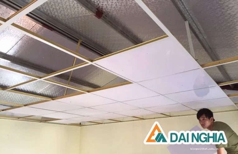 Lắp đặt khung thanh chính và khung thanh phụ cho thi công tường trần