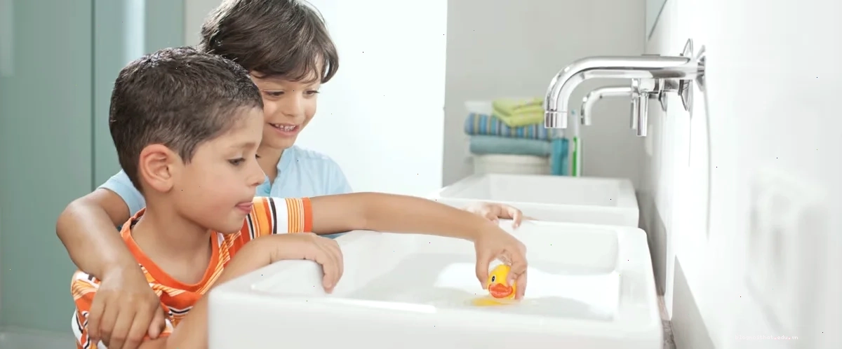 Mẹo vệ sinh nhà tắm/bếp với dung dịch tự nhiên