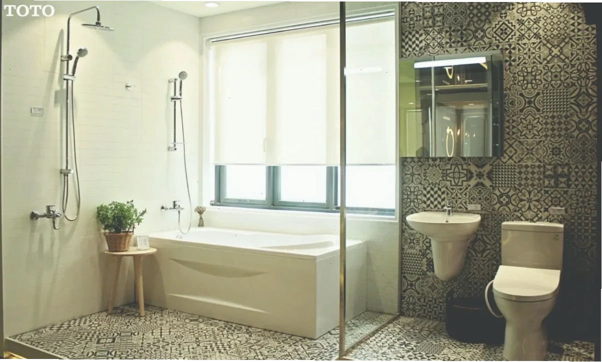 Nhà vệ sinh có kích thước lớn cho phép bố trí đầy đủ các thiết bị vệ sinh cao cấp