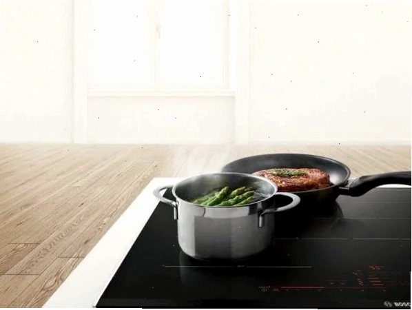 Nồi rau và chảo thức ăn đang được sử dụng trên bếp từ