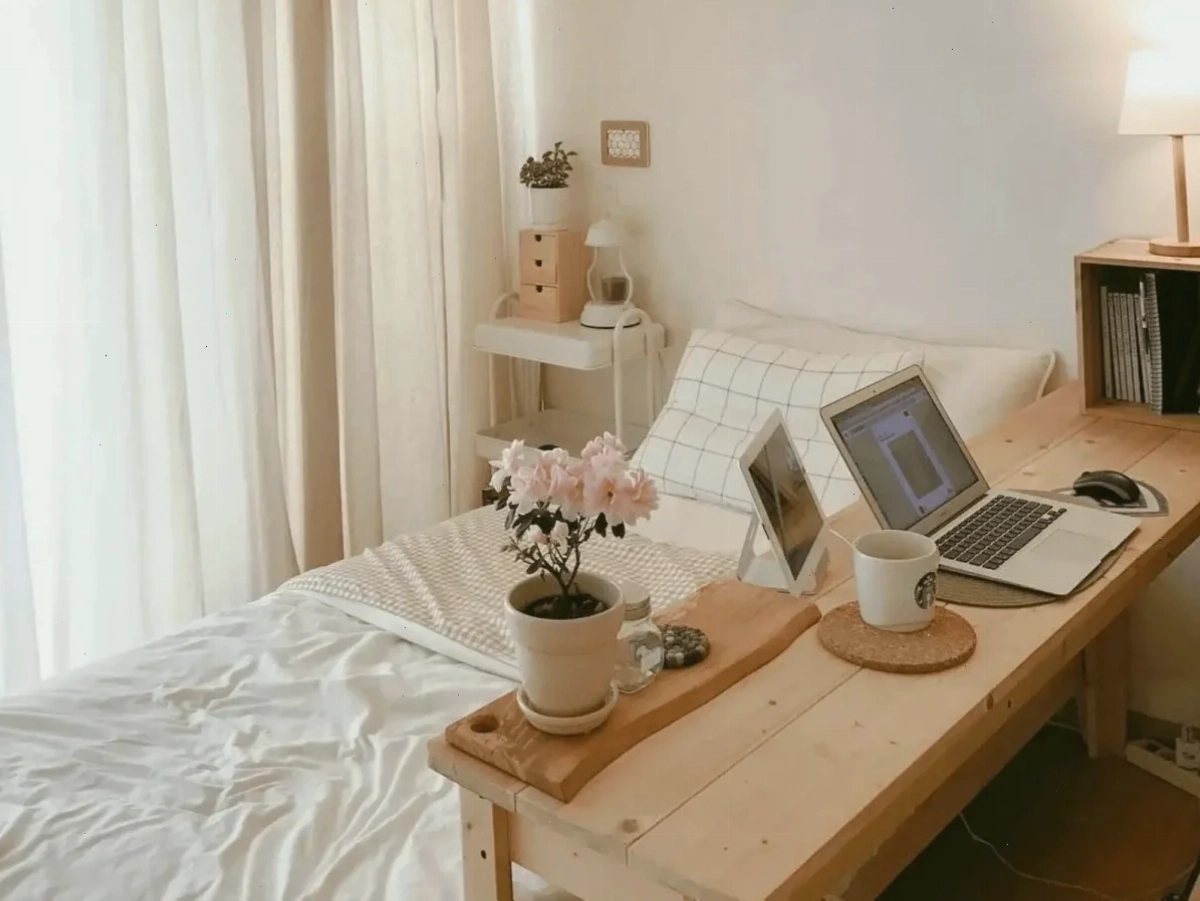 Phòng ngủ 3m2 đặt cạnh cửa lớn sử dụng rèm cửa mỏng để ánh sáng tự nhiên tràn ngập khắp căn phòng