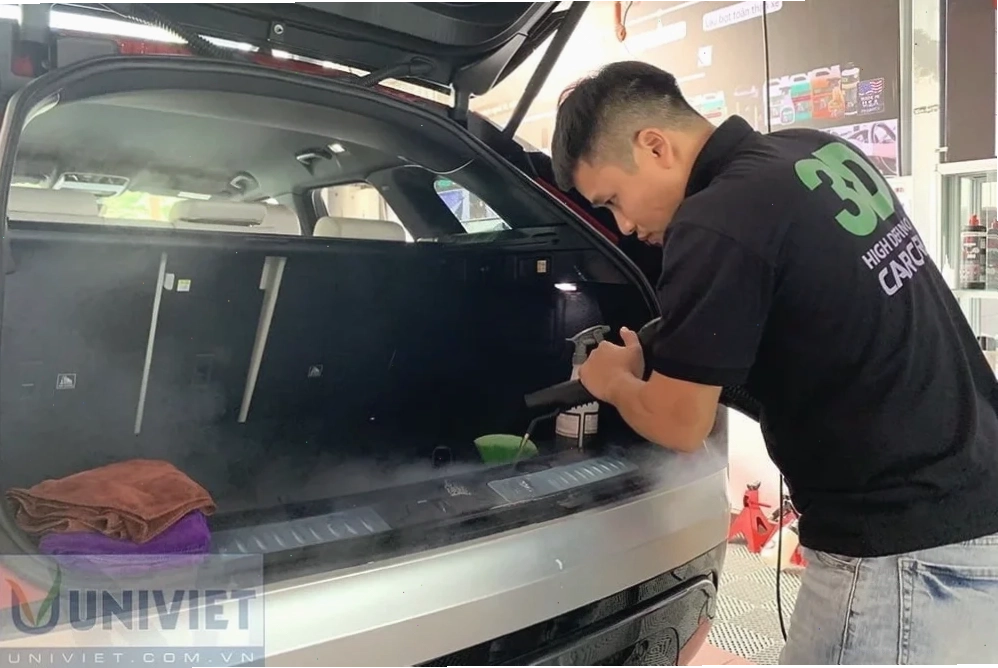 Quy trình nội thất 10 vệ sinh cốp xe
