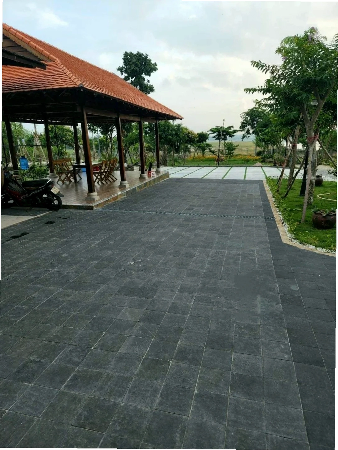 Sử dụng đá bazan khò lửa lát sân ngoài trời