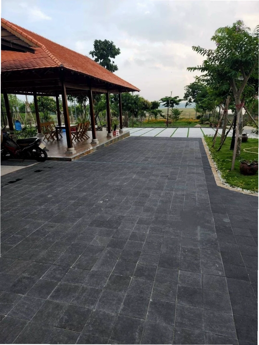 Sử dụng đá bazan khò lửa lát sân ngoài trời