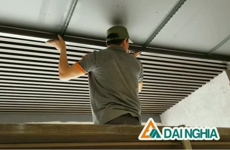 Thi công trần nhựa lam sóng cho không gian hiện đại