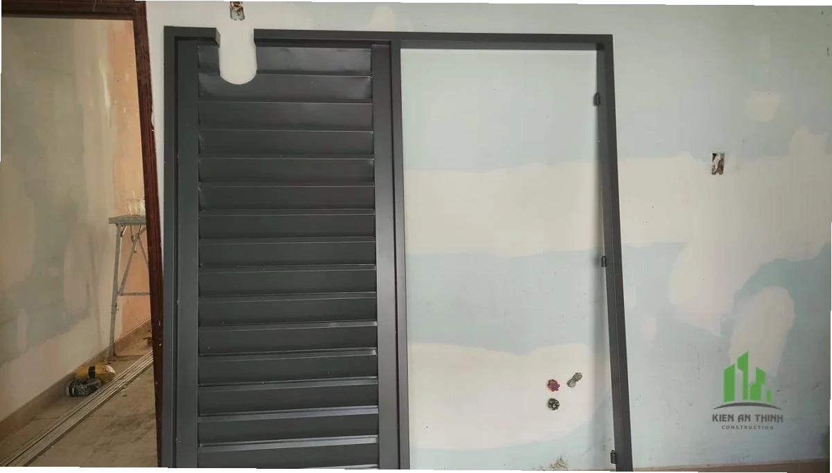 Thợ căn chỉnh vách kính khi sửa nhà