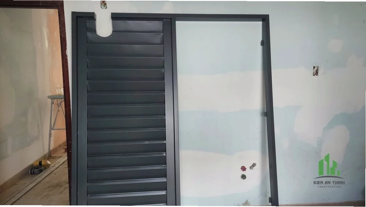 Thợ căn chỉnh vách kính theo kích thước thực tế trong quy trình cải tạo nhà