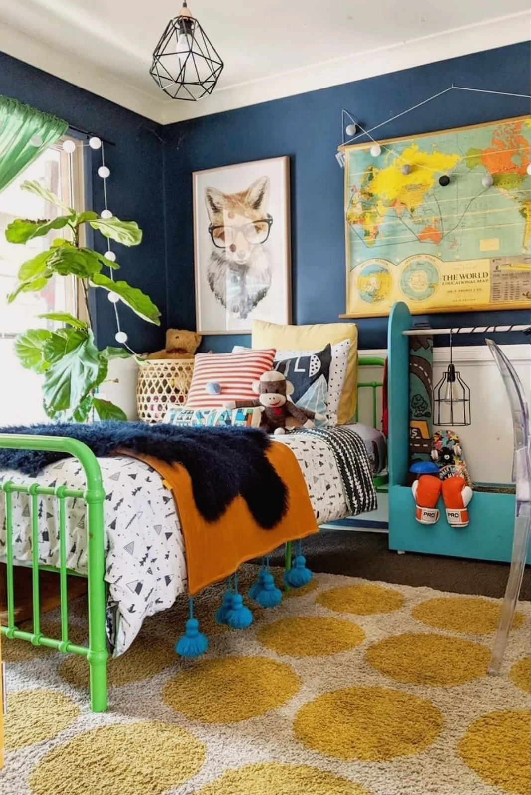 Tranh ảnh trang trí phòng ngủ theo mẹo decor tiết kiệm