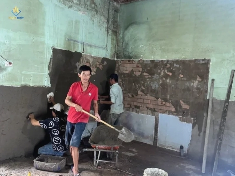 Tường nhà cũ bị thấm, bong lớp hoàn thiện và xuống cấp trước khi sửa chữa