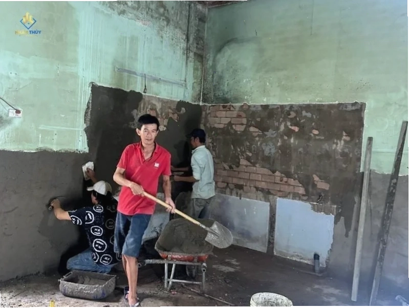Tường nhà cũ bị thấm, bong lớp hoàn thiện và xuống cấp trước khi sửa chữa
