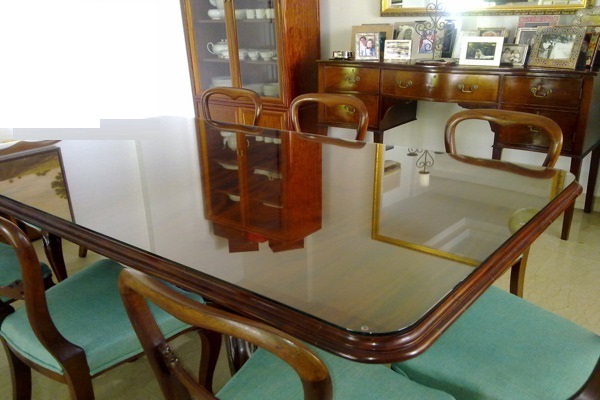 Hình ảnh bàn đặt kính cường lực